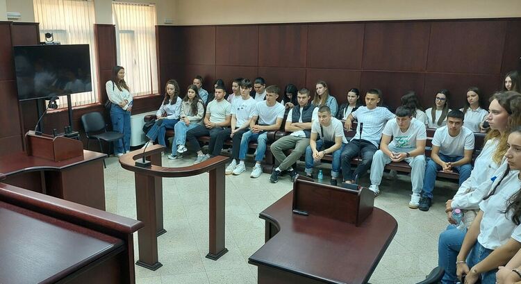 Ученици от ФСГ проследиха „Пътя на глобата“ в Административен съд – Хасково 