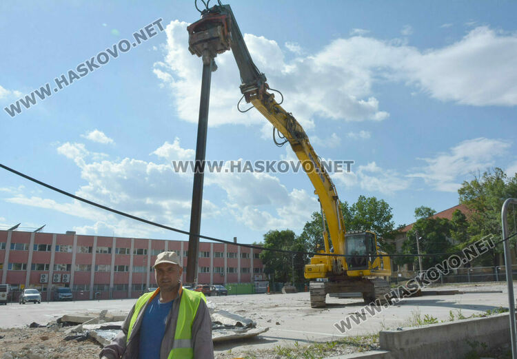 Част от бившия тютюнев склад до „Спартак“ от паркинг става многофамилна сграда 