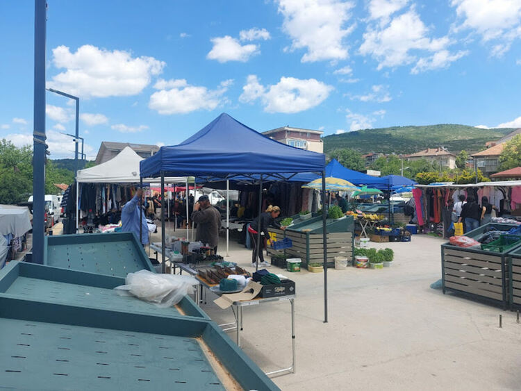 Пазарен ден в Момчилград – нова площадка, пъстра атмосфера и изобилие от стоки