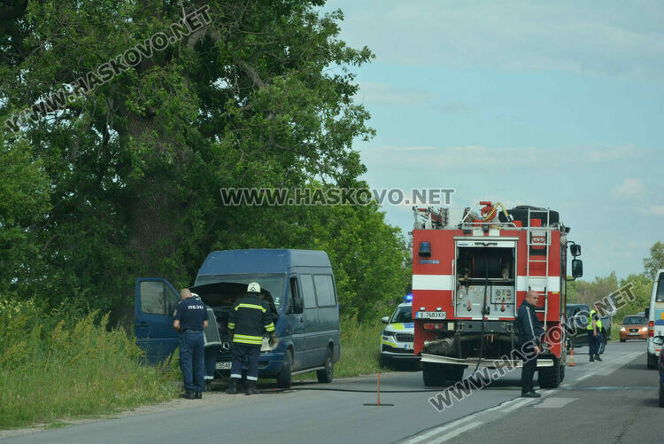 Бус пламна в движение край Хасково