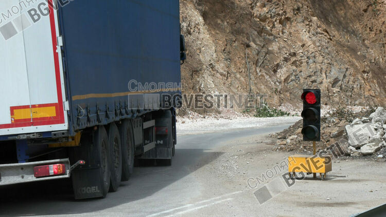 Тирове масово нарушават забраната за преминаване  по пропадналия път Девин – Кричим. "Спешният" ремонт там още не е започнал