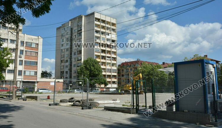 Част от бившия тютюнев склад до „Спартак“ от паркинг става многофамилна сграда 