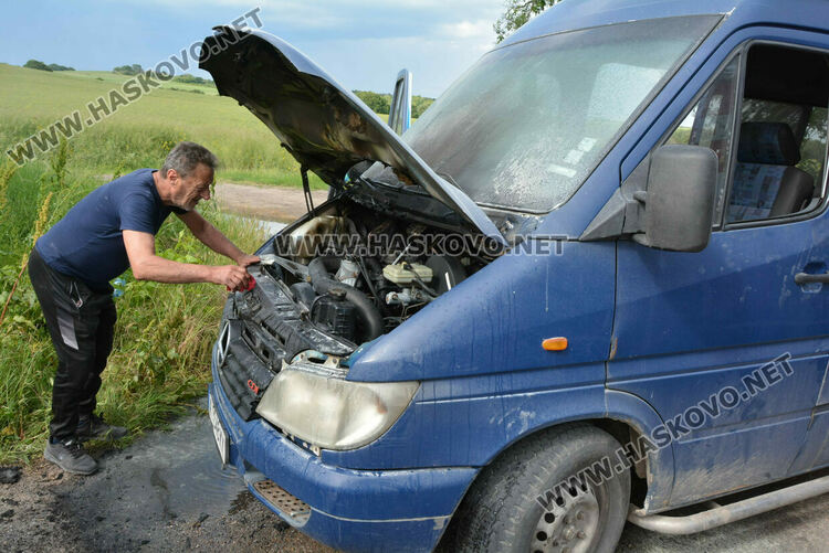 Бус пламна в движение край Хасково