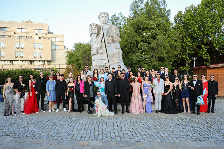 Зрелост и стил - Випуск 2025 на ПГ по туризъм „Проф. д-р Асен Златаров“, гр. Кърджали отбеляза своя абитуриентски бал