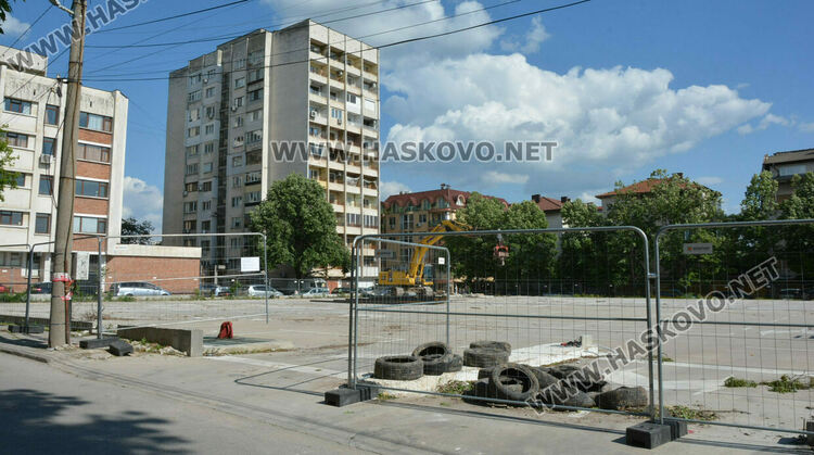 Част от бившия тютюнев склад до „Спартак“ от паркинг става многофамилна сграда 