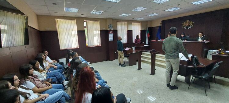 Ученици от ФСГ проследиха „Пътя на глобата“ в Административен съд – Хасково 