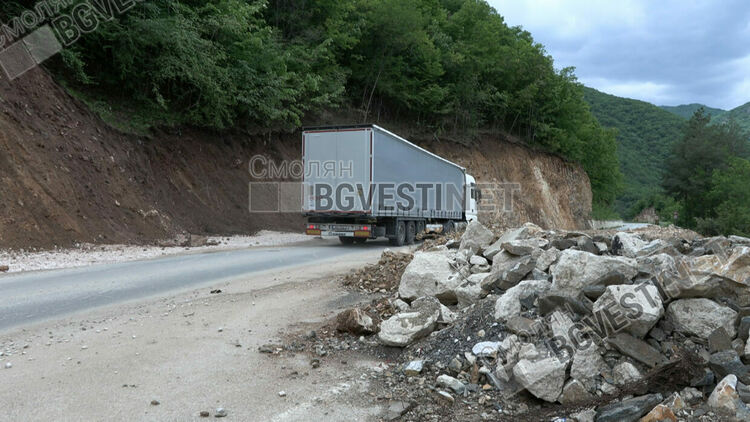 Тирове масово нарушават забраната за преминаване  по пропадналия път Девин – Кричим. "Спешният" ремонт там още не е започнал