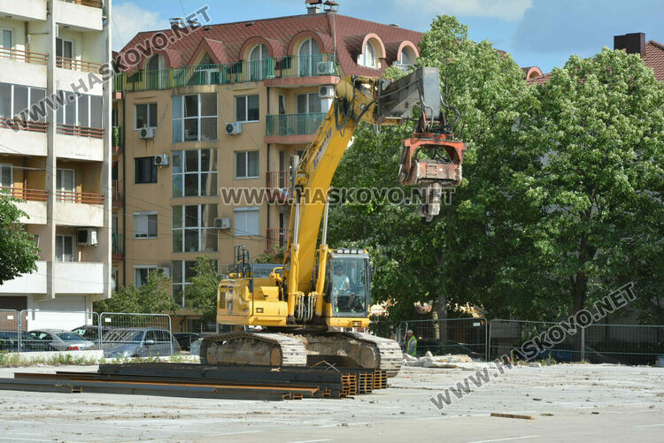 Част от бившия тютюнев склад до „Спартак“ от паркинг става многофамилна сграда 