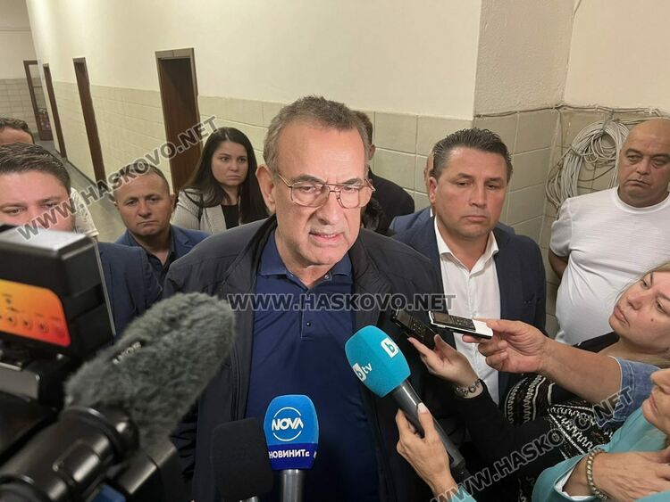 Джевдет Чакъров в съда в Хасково като подкрепа на обвинения в злоупотреба кмет Мюмюн Искендер Снимка Архив