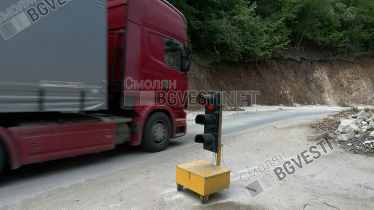 Тирове масово нарушават забраната за преминаване  по пропадналия път Девин – Кричим. "Спешният" ремонт там още не е започнал