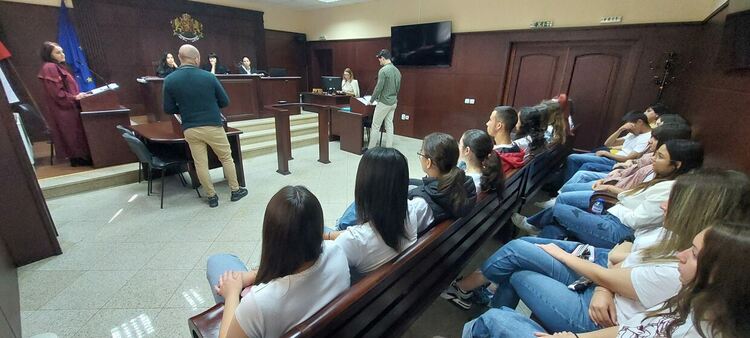 Ученици от ФСГ проследиха „Пътя на глобата“ в Административен съд – Хасково 