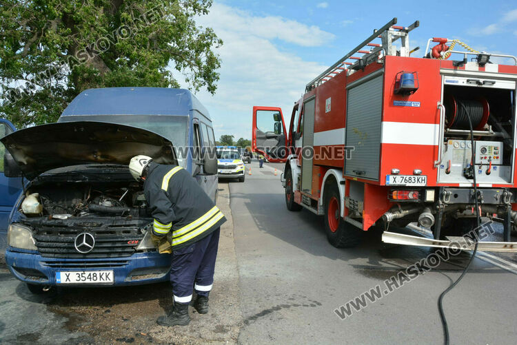 Бус пламна в движение край Хасково