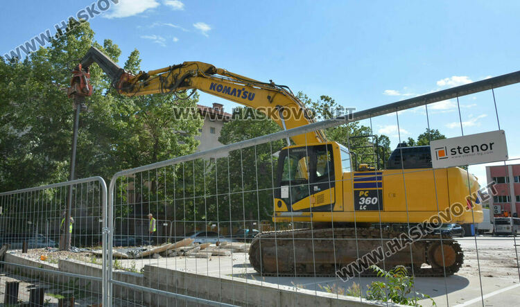 Част от бившия тютюнев склад до „Спартак“ от паркинг става многофамилна сграда 