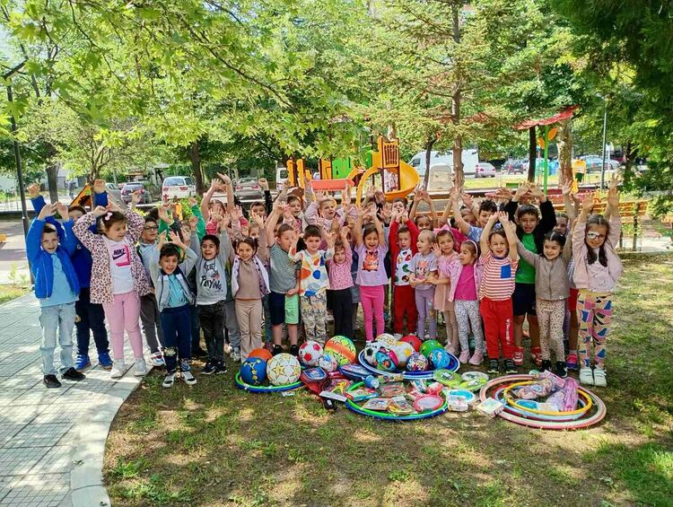 Общината дари нови играчки за децата в детските градини и ясли