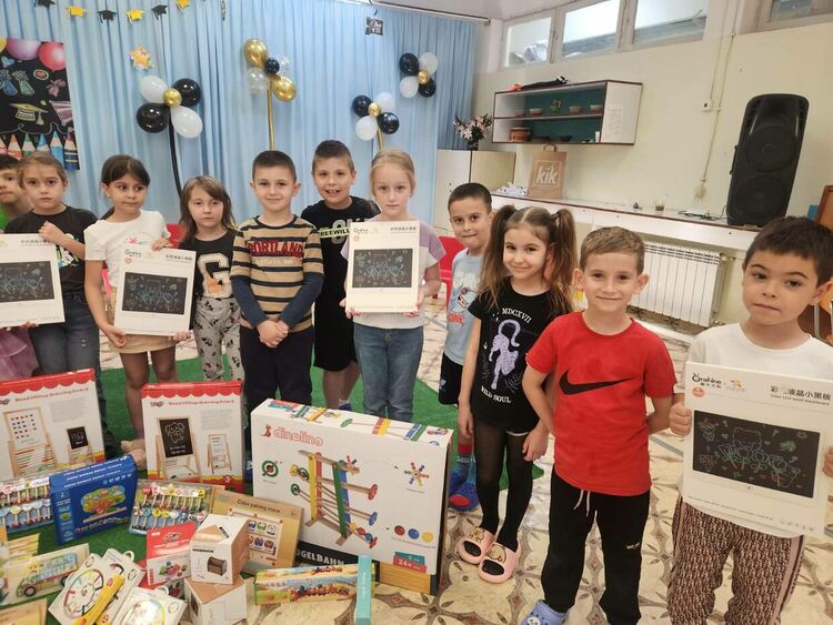 Общината дари нови играчки за децата в детските градини и ясли