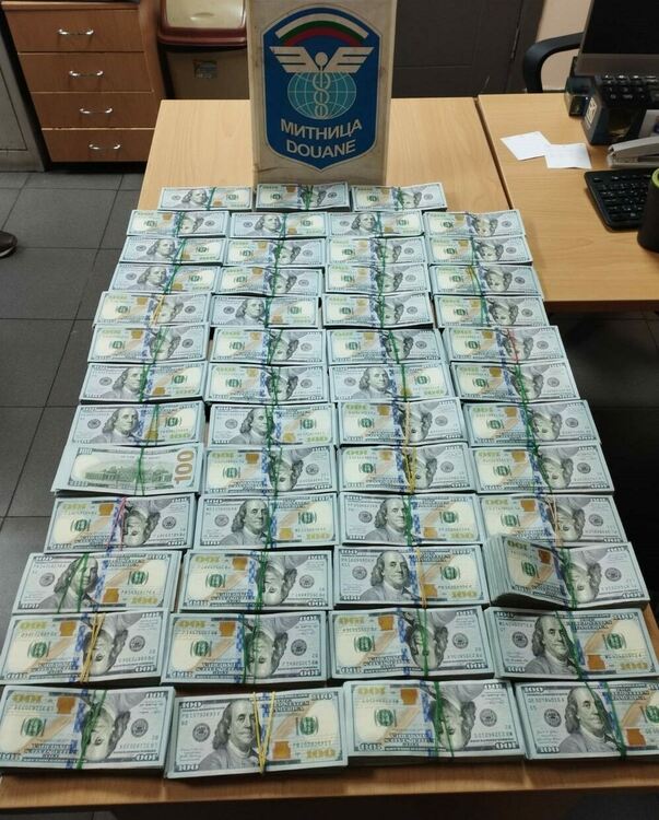 Откриха валута за над 1 млн. лв. в хладилник на автобус и в резервоар за вода на тир