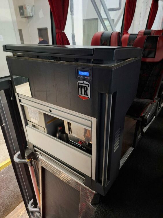 Откриха валута за над 1 млн. лв. в хладилник на автобус и в резервоар за вода на тир