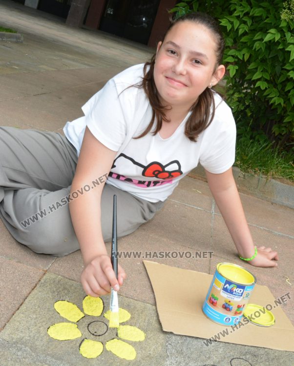 Паркът пред зала „Дружба“ грейна в приказни цветове