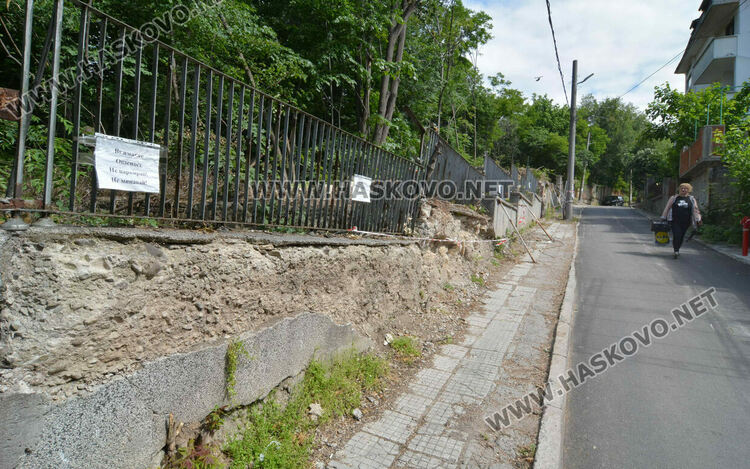 Отсякоха дървета пред ДНА в Хасково заради рушаща се стена, дават под наем помещение и ресторант