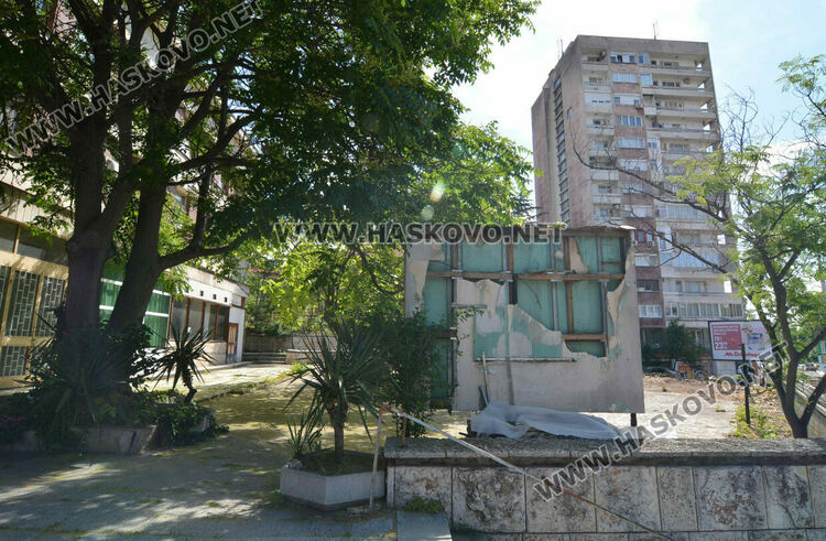 Отсякоха дървета пред ДНА в Хасково заради рушаща се стена, дават под наем помещение и ресторант