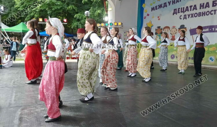 Вицепрезидентът Илияна Йотова откри международния детски фестивал в Минерални бани