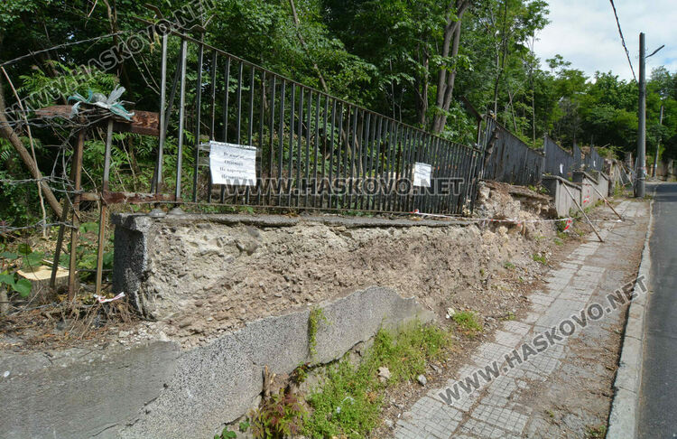 Отсякоха дървета пред ДНА в Хасково заради рушаща се стена, дават под наем помещение и ресторант