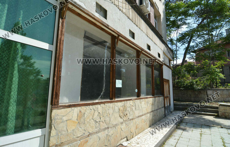 Отсякоха дървета пред ДНА в Хасково заради рушаща се стена, дават под наем помещение и ресторант