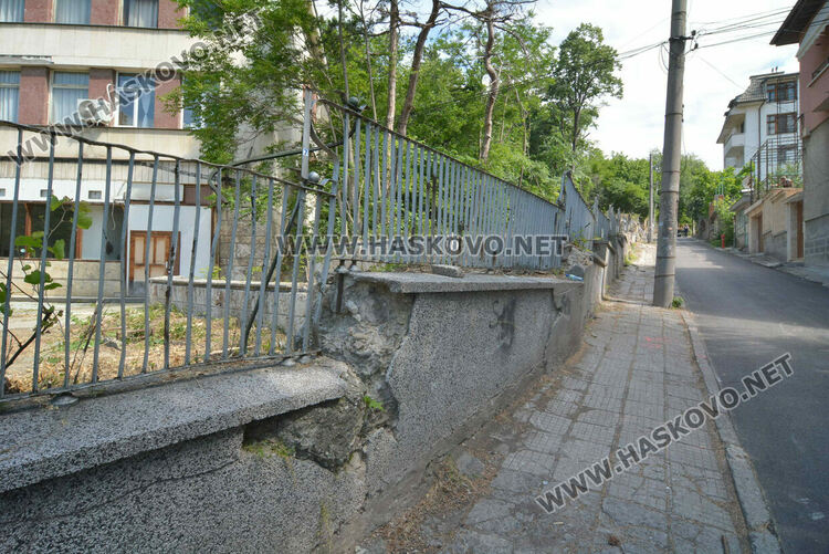 Отсякоха дървета пред ДНА в Хасково заради рушаща се стена, дават под наем помещение и ресторант