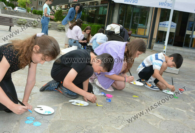 Паркът пред зала „Дружба“ грейна в приказни цветове