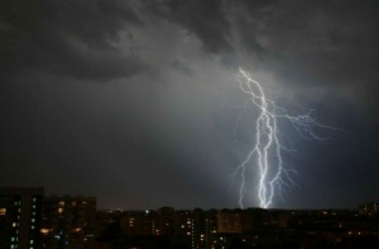 Облачно, с кратки валежи и възможни гръмотевични бури