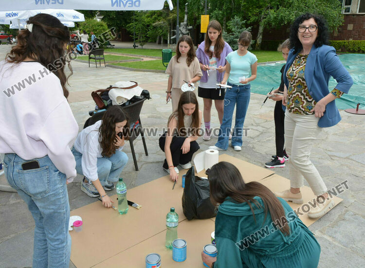 Паркът пред зала „Дружба“ грейна в приказни цветове