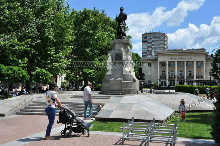 Облачно през целия ден, дъжд и гръмотевици в късния следобед