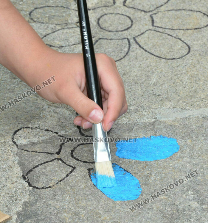 Паркът пред зала „Дружба“ грейна в приказни цветове