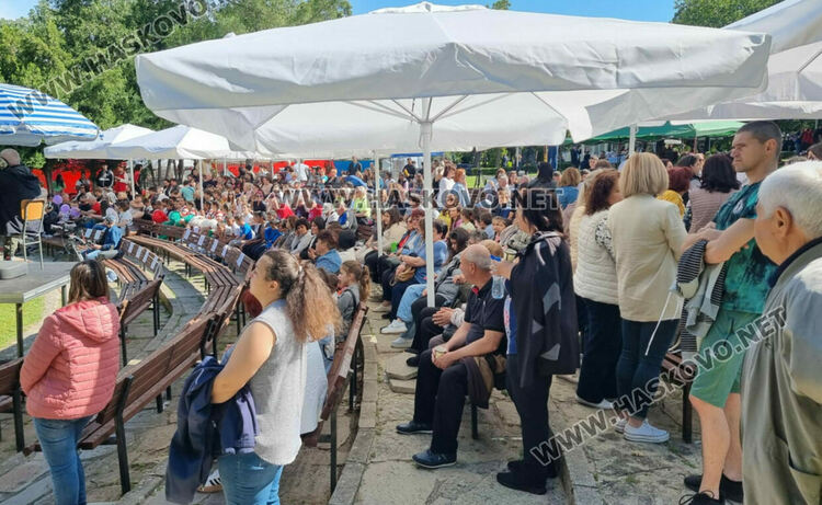 Вицепрезидентът Илияна Йотова откри международния детски фестивал в Минерални бани