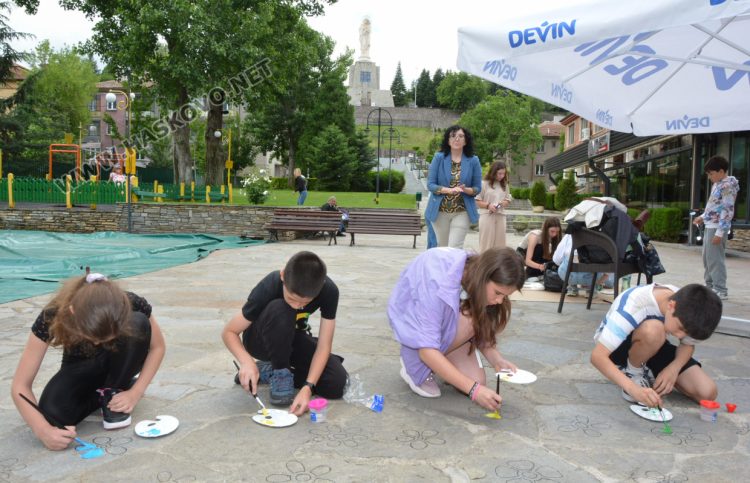 Паркът пред зала „Дружба“ грейна в приказни цветове