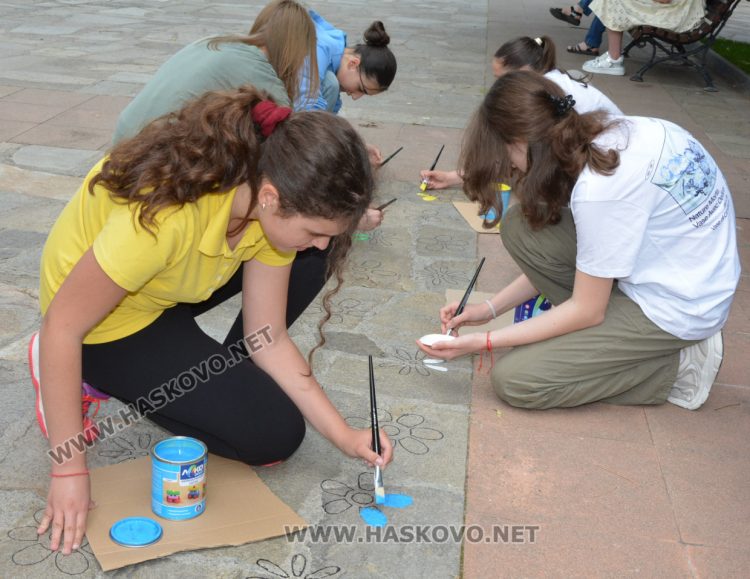 Паркът пред зала „Дружба“ грейна в приказни цветове