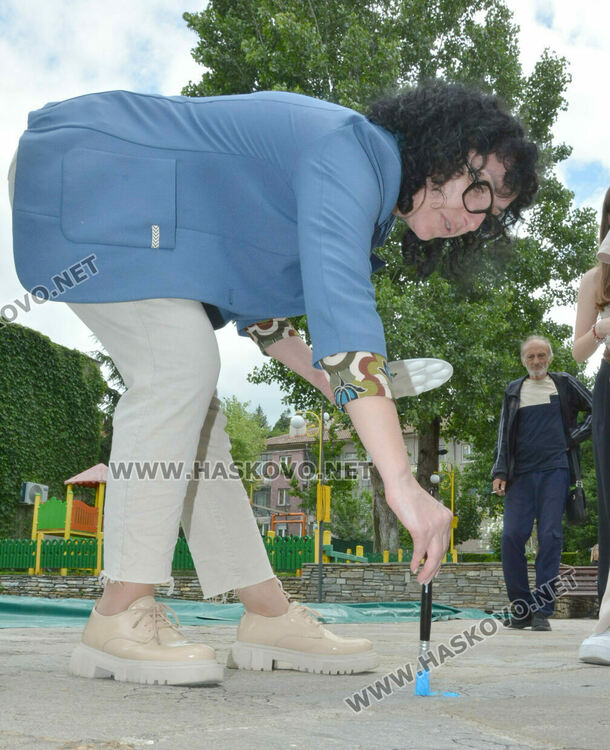 Паркът пред зала „Дружба“ грейна в приказни цветове