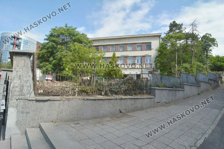 Отсякоха дървета пред ДНА в Хасково заради рушаща се стена, дават под наем помещение и ресторант