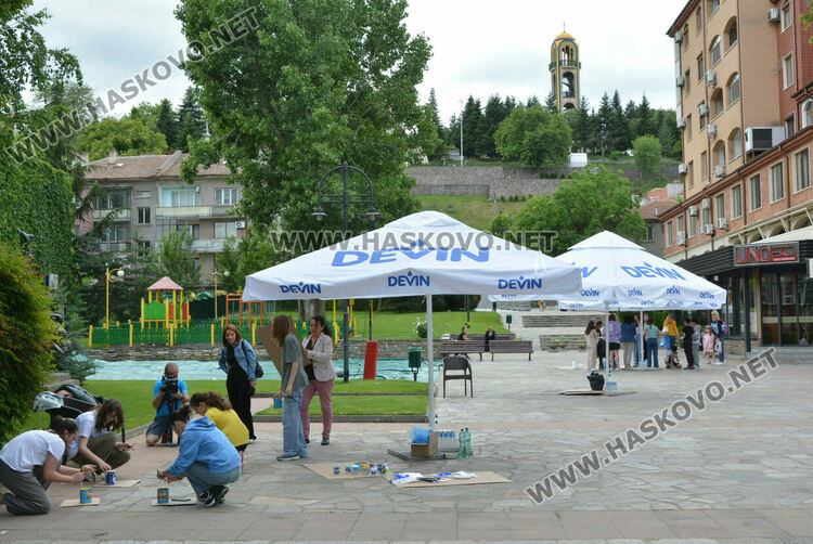 Паркът пред зала „Дружба“ грейна в приказни цветове