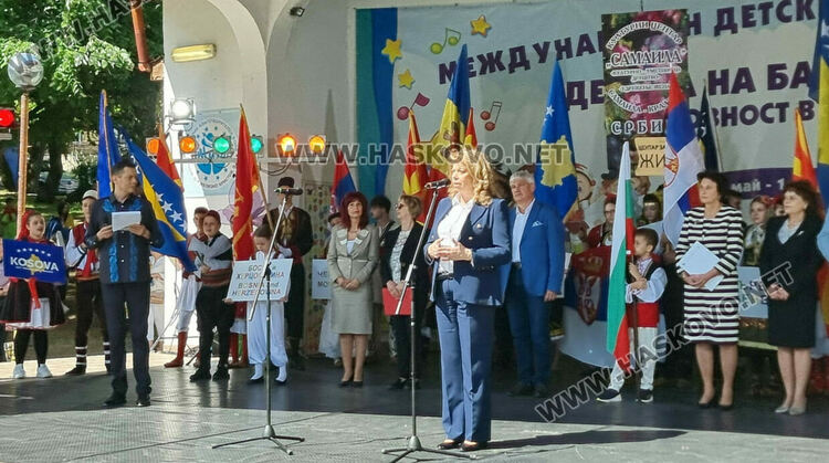 Вицепрезидентът Илияна Йотова откри международния детски фестивал в Минерални бани