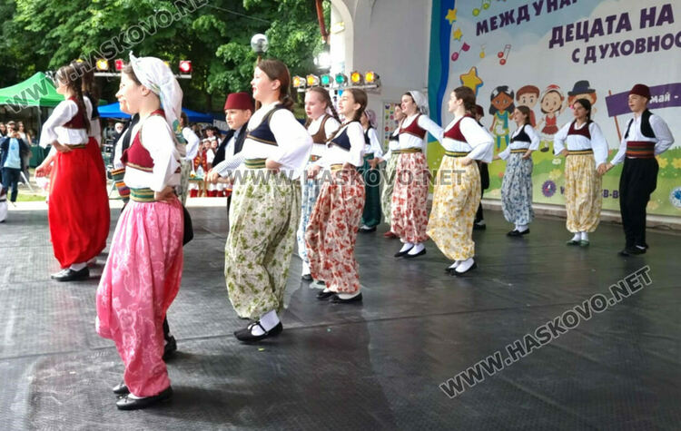 Вицепрезидентът Илияна Йотова откри международния детски фестивал в Минерални бани