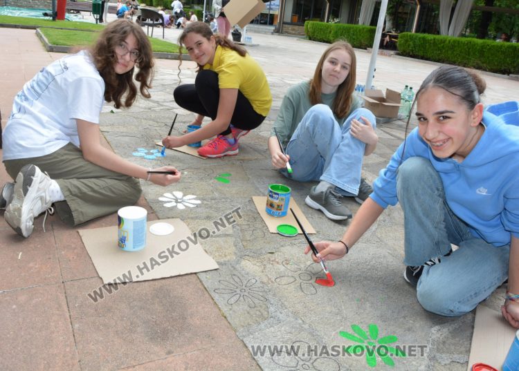 Паркът пред зала „Дружба“ грейна в приказни цветове