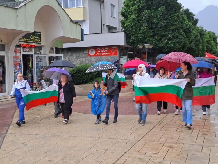 Десетки се събраха в защита на лева и с искане за референдум в Смолян