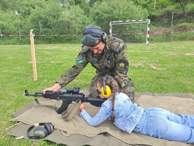 Демонстрации и стрелба привлякоха стотици деца на Деня на отворените врати в 101-ви Алпийски полк – Смолян