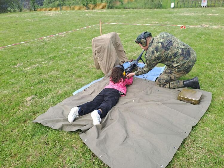 Демонстрации и стрелба привлякоха стотици деца на Деня на отворените врати в 101-ви Алпийски полк – Смолян