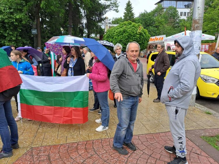 Десетки се събраха в защита на лева и с искане за референдум в Смолян