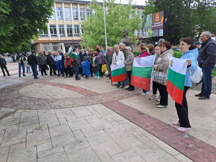 Десетки се събраха в защита на лева и с искане за референдум в Смолян