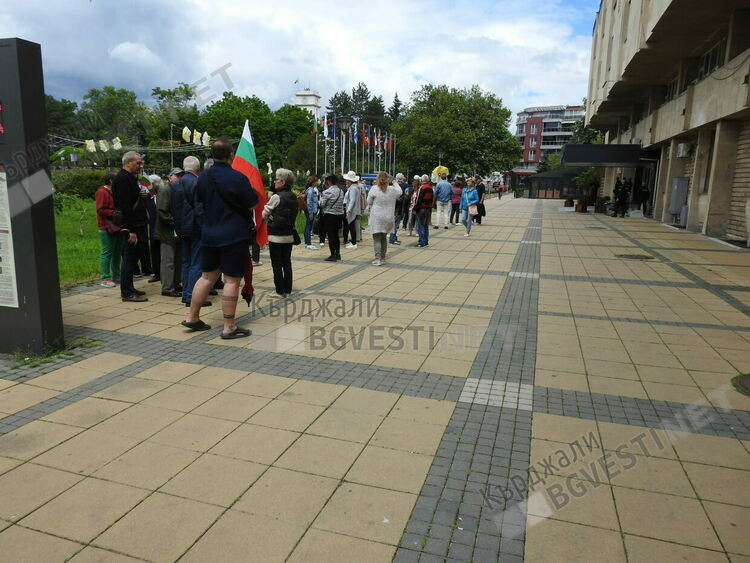 Десетки скандираха „Оставка!” и „Искаме си лева!”в Кърджали,настояха за референдум