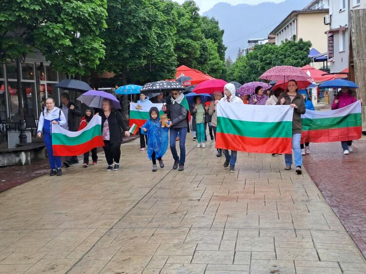 Десетки се събраха в защита на лева и с искане за референдум в Смолян