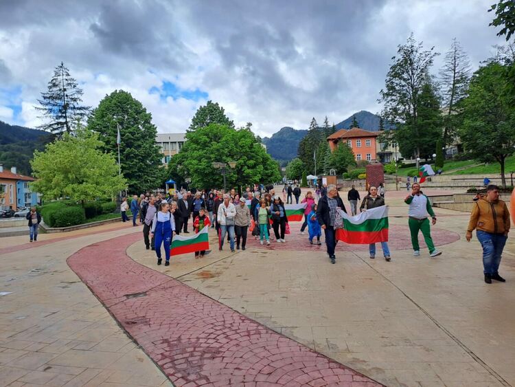 Десетки се събраха в защита на лева и с искане за референдум в Смолян